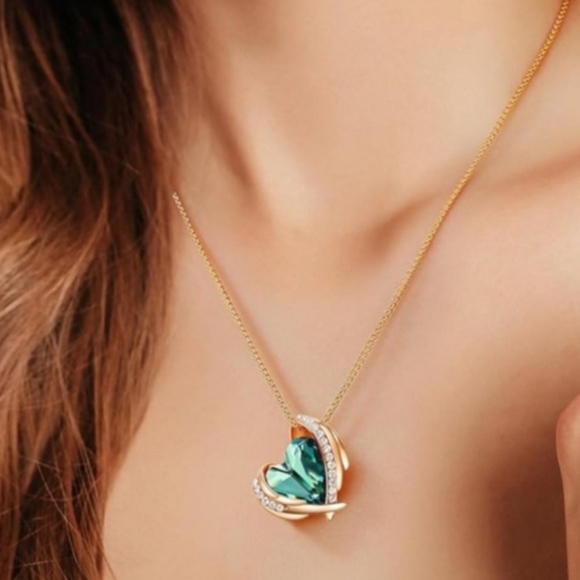 NWOT Love Heart Pendant Neckless - Picture 1 of 8